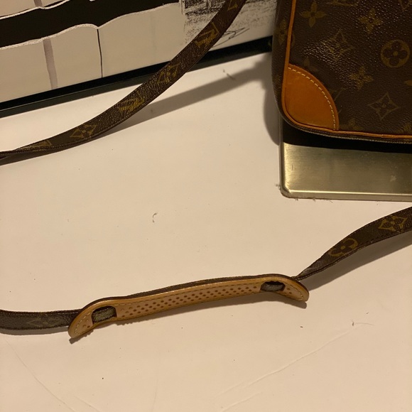 Authentic Louis Vuitton Danube Monogram - Picture 6 of 9